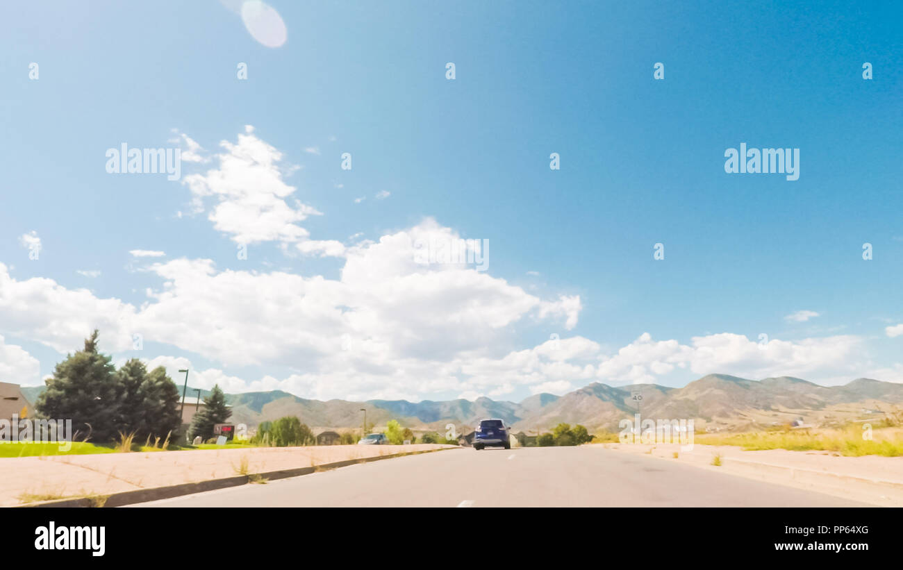 Fahren auf asphaltierten Straße in der Nähe von Chatfield Stausee südlich von Denver. Stockfoto