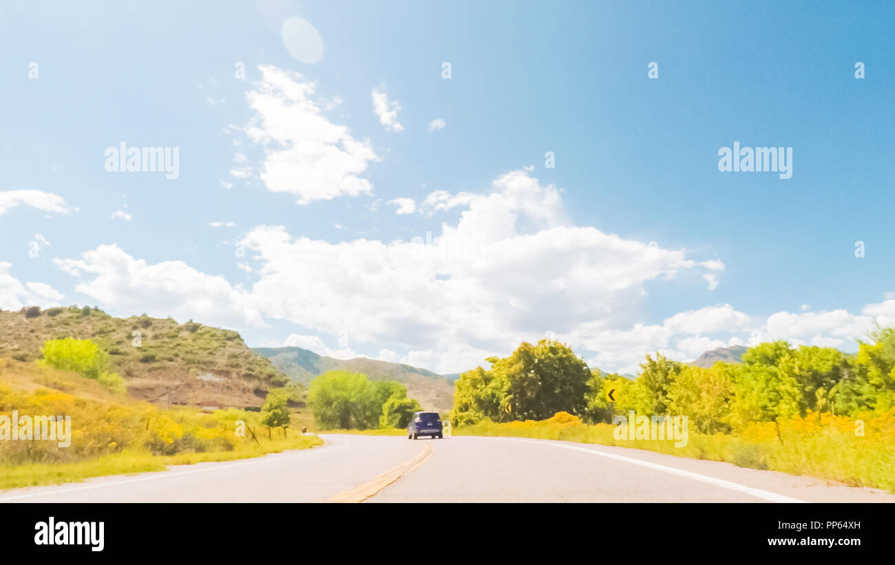 Fahren auf asphaltierten Straße in der Nähe von Chatfield Stausee südlich von Denver. Stockfoto