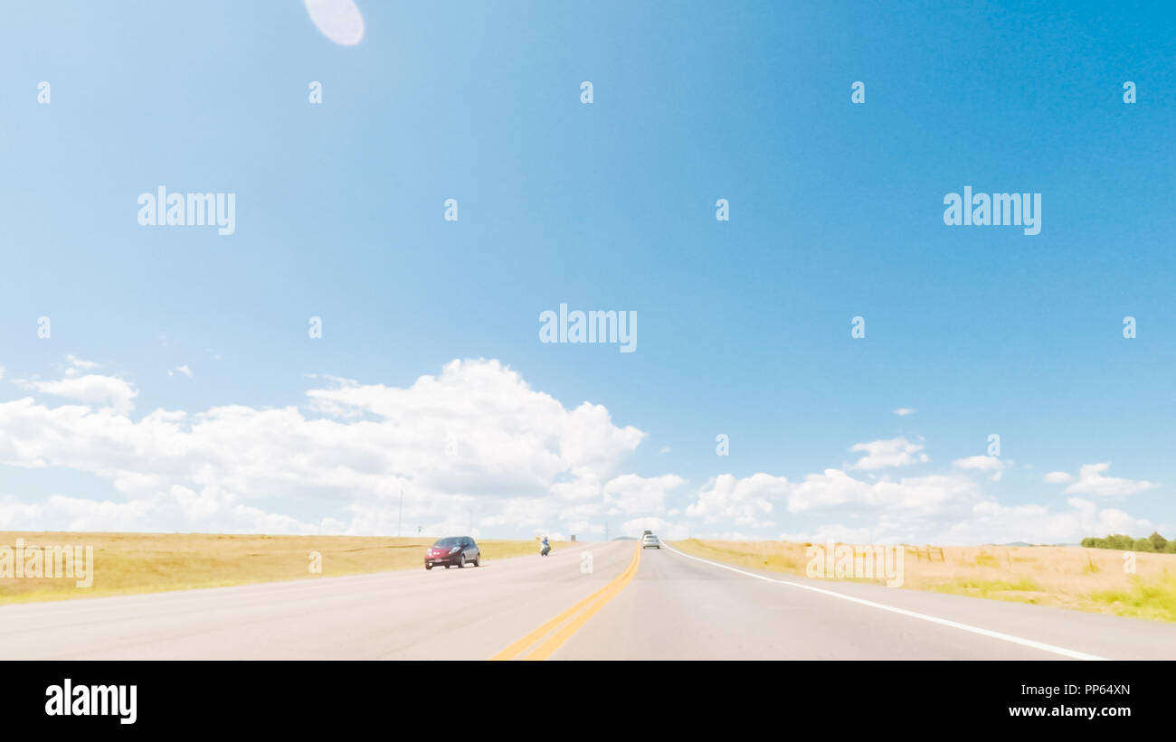 Fahren auf asphaltierten Straße in der Nähe von Chatfield Stausee südlich von Denver. Stockfoto