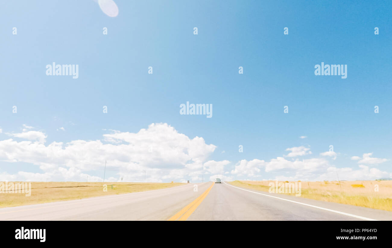 Fahren auf asphaltierten Straße in der Nähe von Chatfield Stausee südlich von Denver. Stockfoto