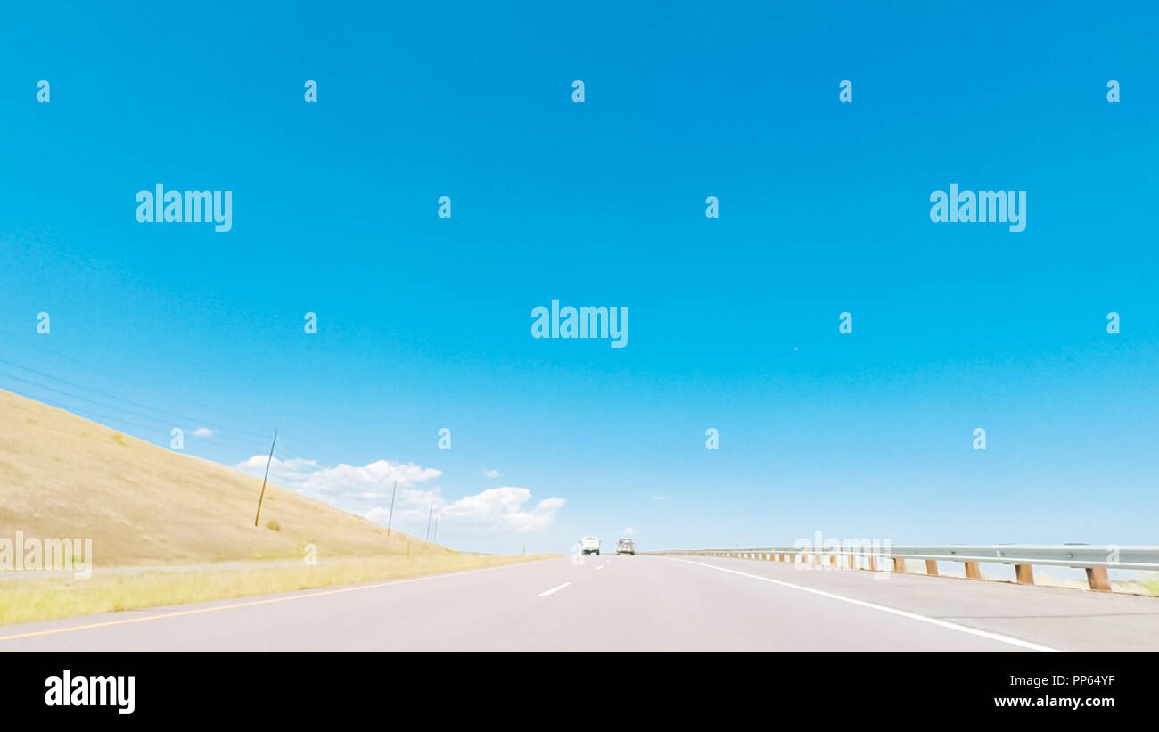 Fahren auf asphaltierten Straße in der Nähe von Chatfield Stausee südlich von Denver. Stockfoto