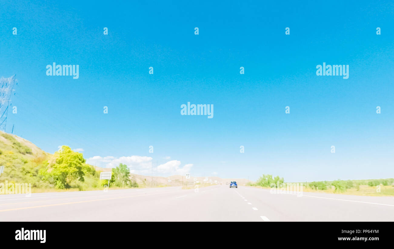 Fahren auf asphaltierten Straße in der Nähe von Chatfield Stausee südlich von Denver. Stockfoto