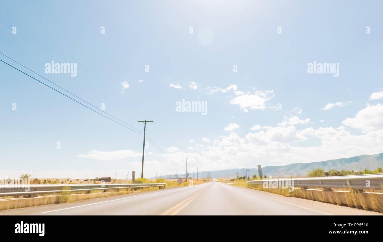 Fahren auf asphaltierten Straße in der Nähe von Chatfield Stausee südlich von Denver. Stockfoto