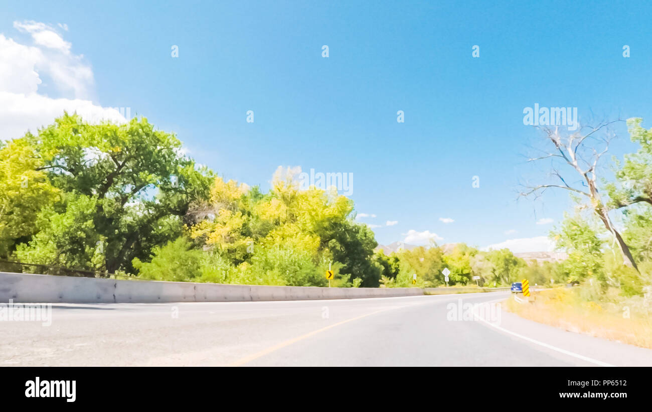 Fahren auf asphaltierten Straße in der Nähe von Chatfield Stausee südlich von Denver. Stockfoto
