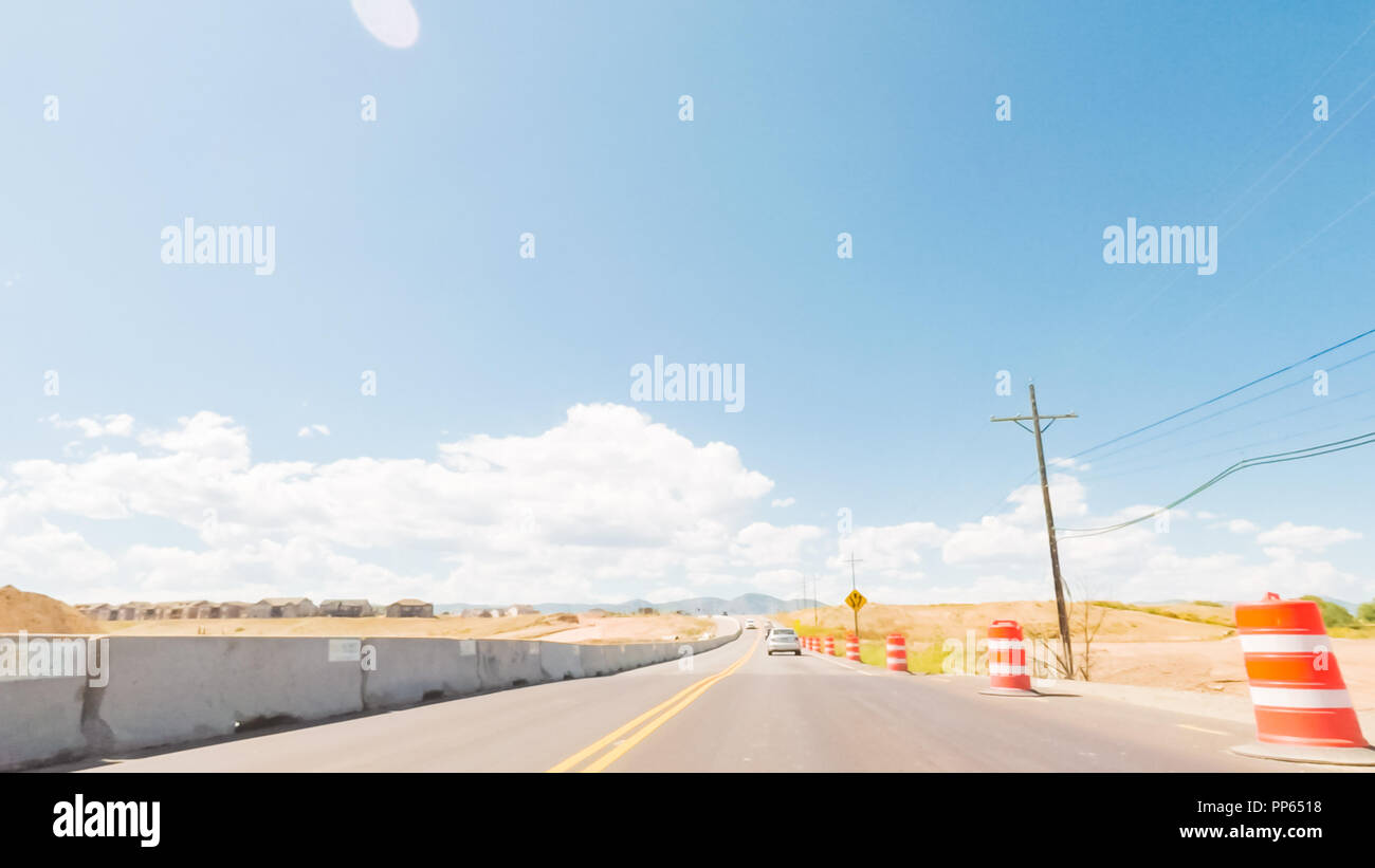 Fahren auf asphaltierten Straße in der Nähe von Chatfield Stausee südlich von Denver. Stockfoto