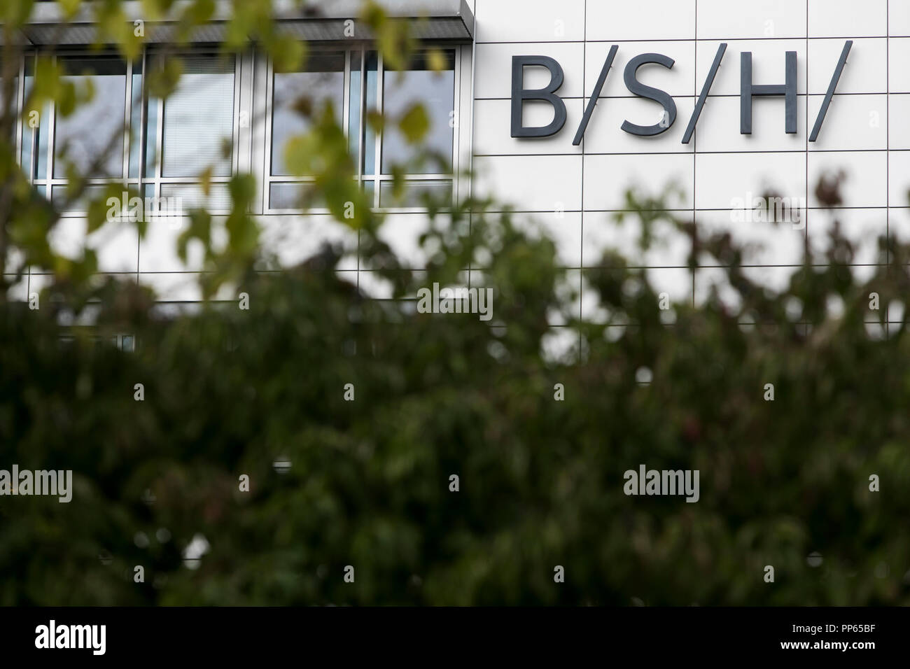 Ein logo Zeichen außerhalb des Hauptsitzes der BSH Hausgeräte GmbH (BSH Haushaltsgeräte) in München, Deutschland, am 8. September 2018. Stockfoto