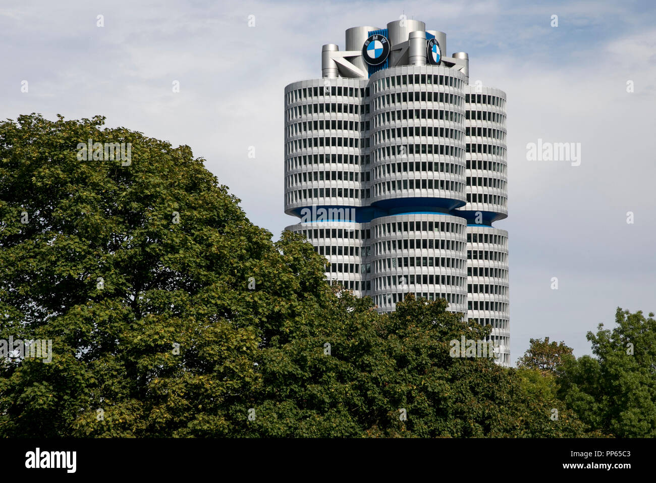 Ein logo Zeichen außerhalb des Hauptquartiers der BMW Group (Bayerische Motoren Werke) in München, Deutschland, am 9. September 2018. Stockfoto