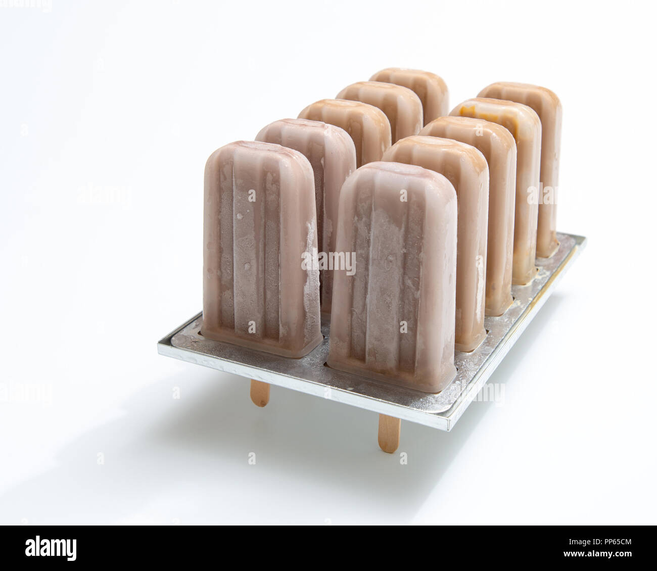 Kalte Schokolade Dessert auf einem Stock in Kunststoff Form auf einen weißen Hintergrund mit kopieren. Eis am Stiel. Stockfoto