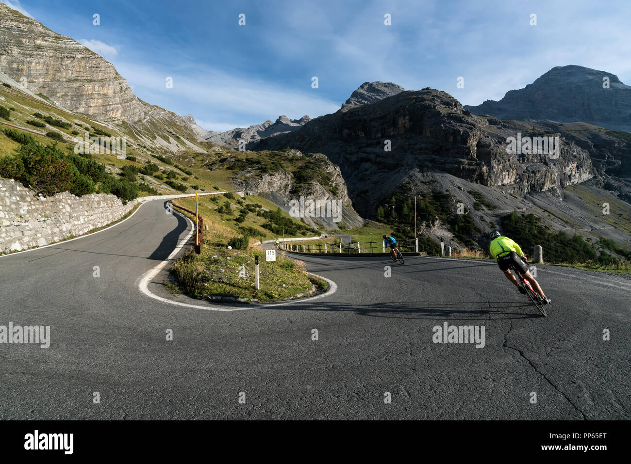 Rennradfahren auf kurvenreichen Straße der Stilfser Joch in der Nähe von Bormio, Italien, Europa, EU Stockfoto