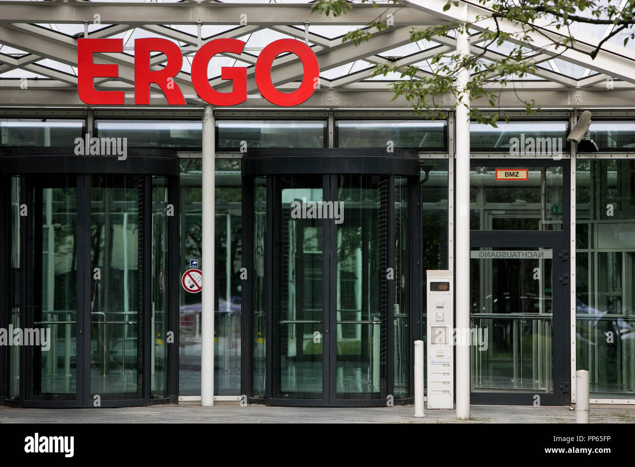 Ein logo Zeichen außerhalb einer Anlage besetzt von der ERGO-Gruppe in München, Deutschland, am 8. September 2018. Stockfoto