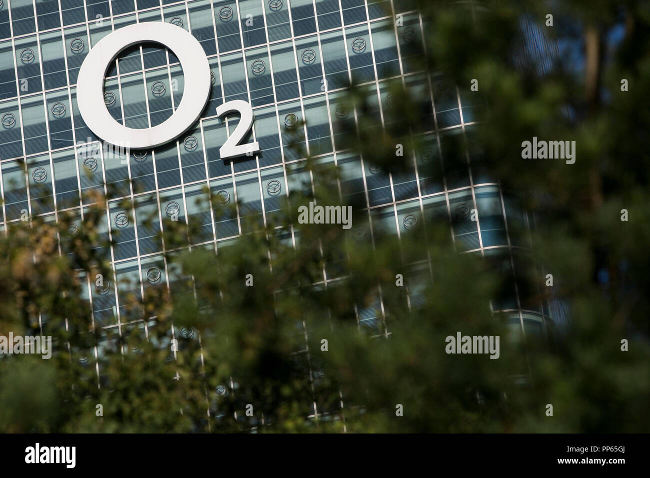 Ein logo Zeichen außerhalb einer Anlage von Telefónica Europe (O2) in München, Deutschland, am 8. September 2018. Stockfoto