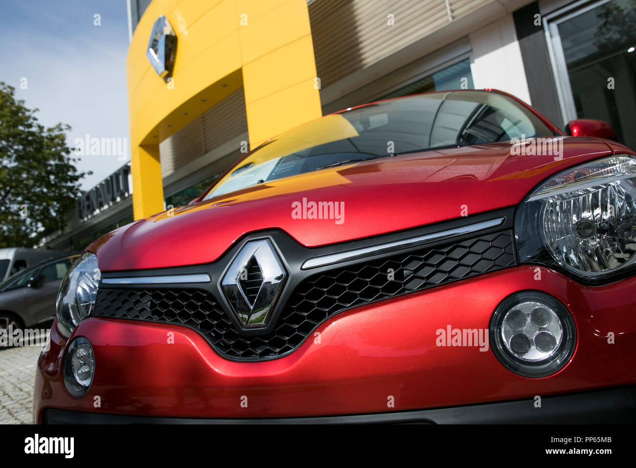 Ein logo Zeichen und Fahrzeuge außerhalb einer Groupe Renault Autohaus ...