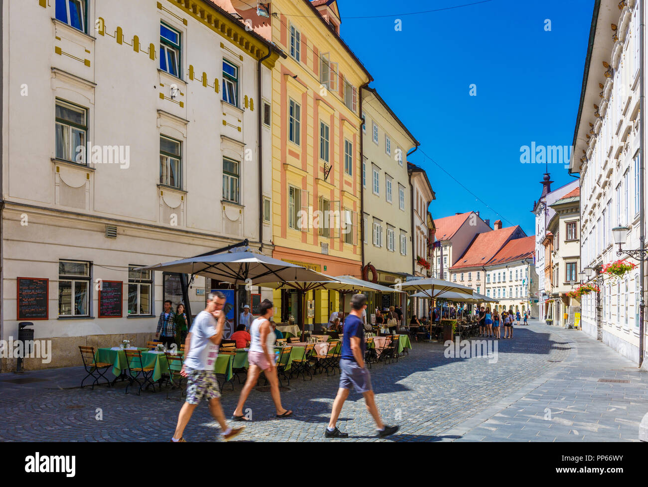Menschen in Ciril-Metodov Straße. Stockfoto