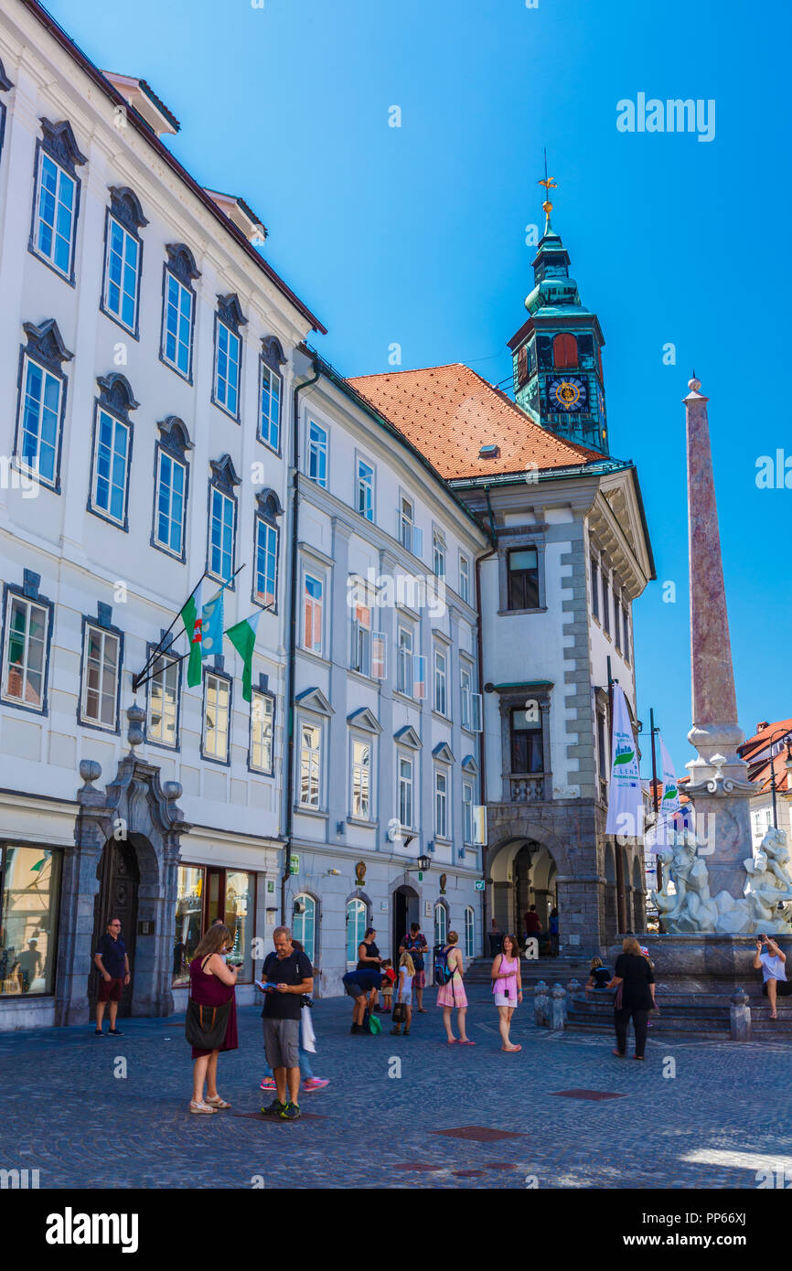 Rathaus und Brunnen der drei Krainer Flüsse. Stockfoto