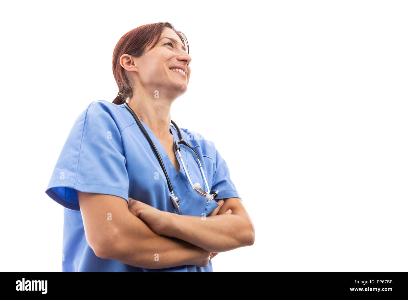 Frau sucht Frau eine Krankenschwester oder der Arzt suchen und lächelnd mit Armen wie schöne fröhliche Krankenhausarbeiter Konzept auf weißem Hintergrund gekreuzt Stockfoto