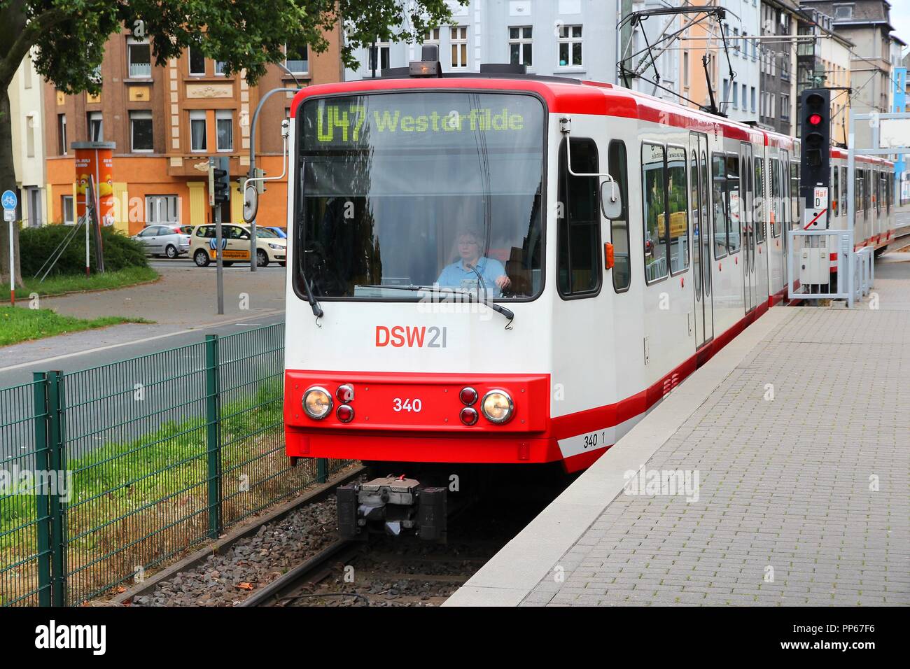 DORTMUND, Deutschland - 16. Juli: Leute, Fahrt mit der Tram am 16 Juli, 2012 in Dortmund, Deutschland. Dortmund light rail Netzwerk dient 130 Mio. jährliche Fahrten Stockfoto