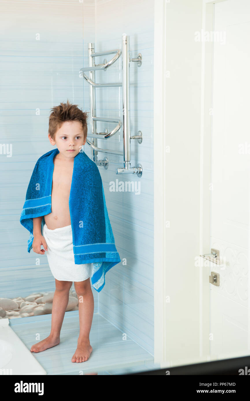 Niedlich gesunde kleine Kaukasier Kind mit blauen Handtuch im Bad Stockfoto