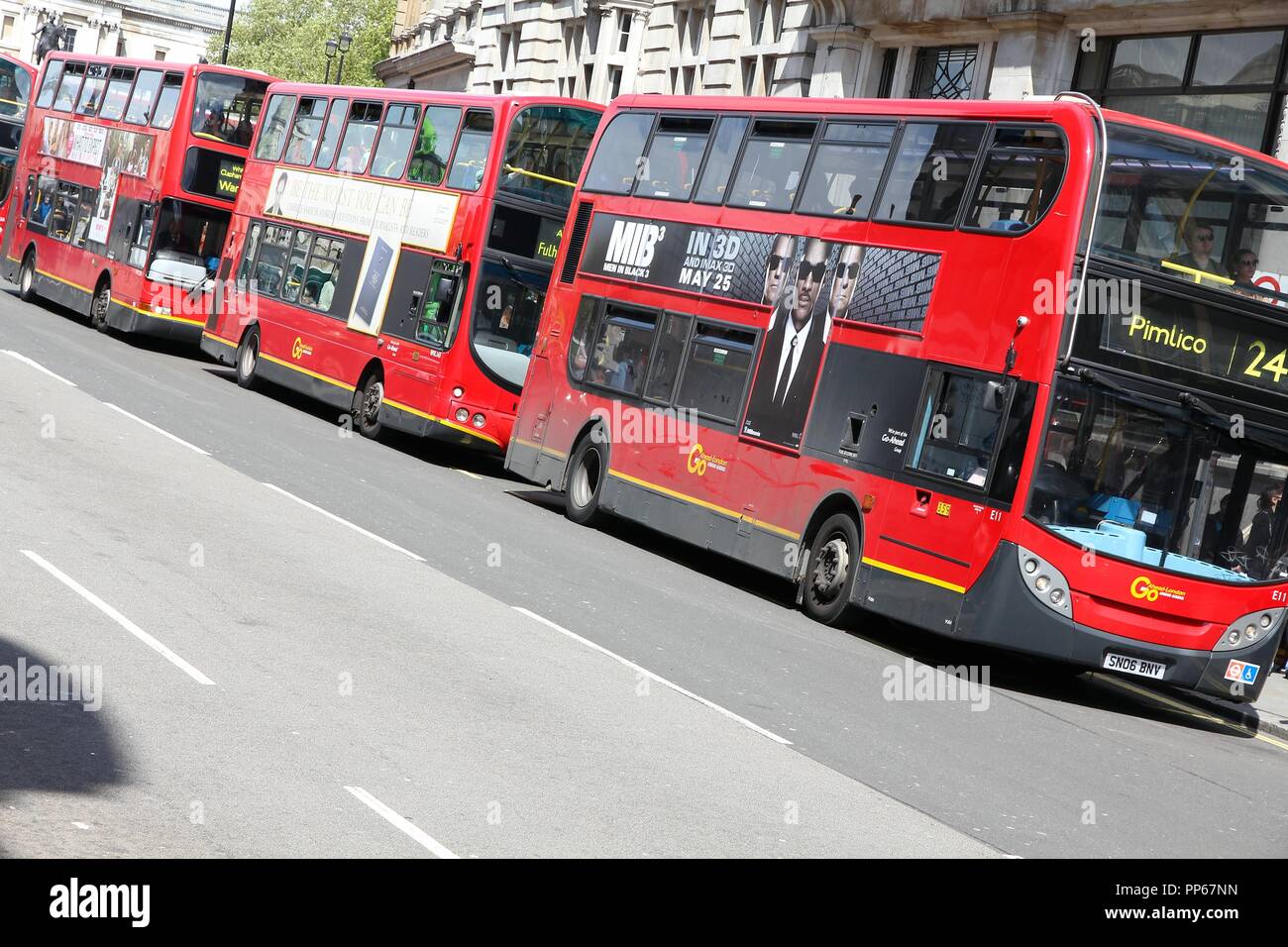 LONDON, UK, 13. MAI 2013: Menschen Londons Busse fahren in London. 2012, LB dient 19.000 Haltestellen mit einer Flotte von 8000 Bussen. An einem Wochentag 6 Milli Stockfoto
