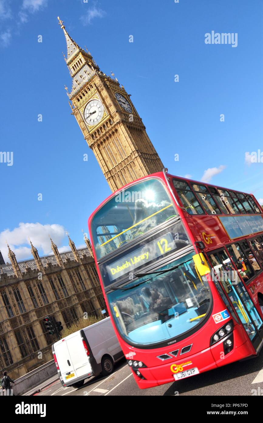 LONDON, Großbritannien - 16 Mai, 2012: die Menschen in London mit dem Bus in London. 2012, LB dient 19.000 Haltestellen mit einer Flotte von 8000 Bussen. An einem Wochentag 6 Mio. Stockfoto