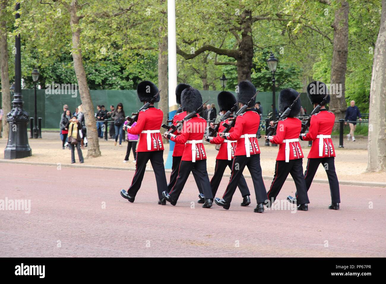 LONDON, Großbritannien - 16 Mai, 2012: Die Wachen März für die Wachablösung in der St. James's Park in London. Es ist eine der bekanntesten touristischen Attraktionen Stockfoto