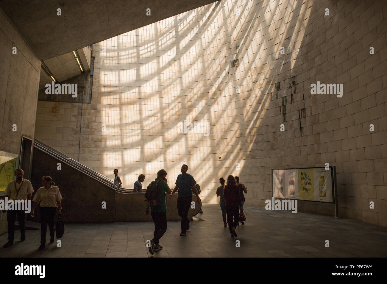 Lissabon, Menschen, die in der U-Bahn, in der Inneneinrichtung, in Portugal laufen Stockfoto