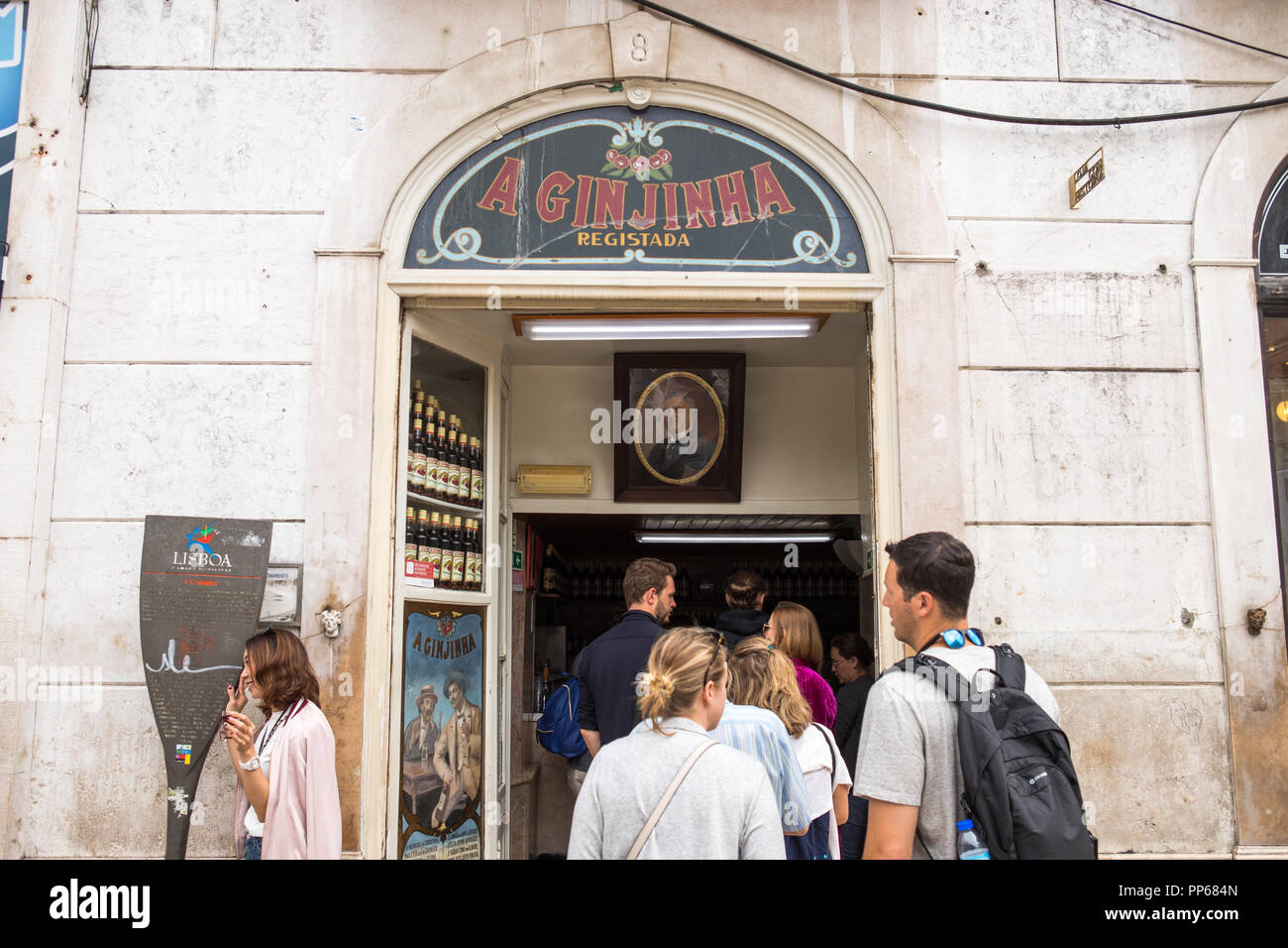 Lissabon Portugal, Ginjinha, Ginja, berühmte licour Touristen Weinprobe in einem alten Shop in der Stadt, Stockfoto