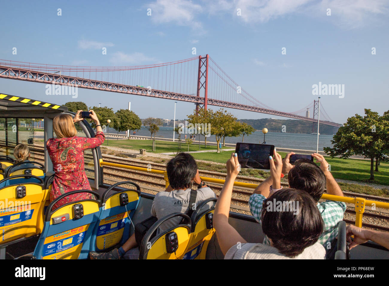 Touristen fotografieren der Lissabon Brücke 25 de Abril, Portugal Stockfoto