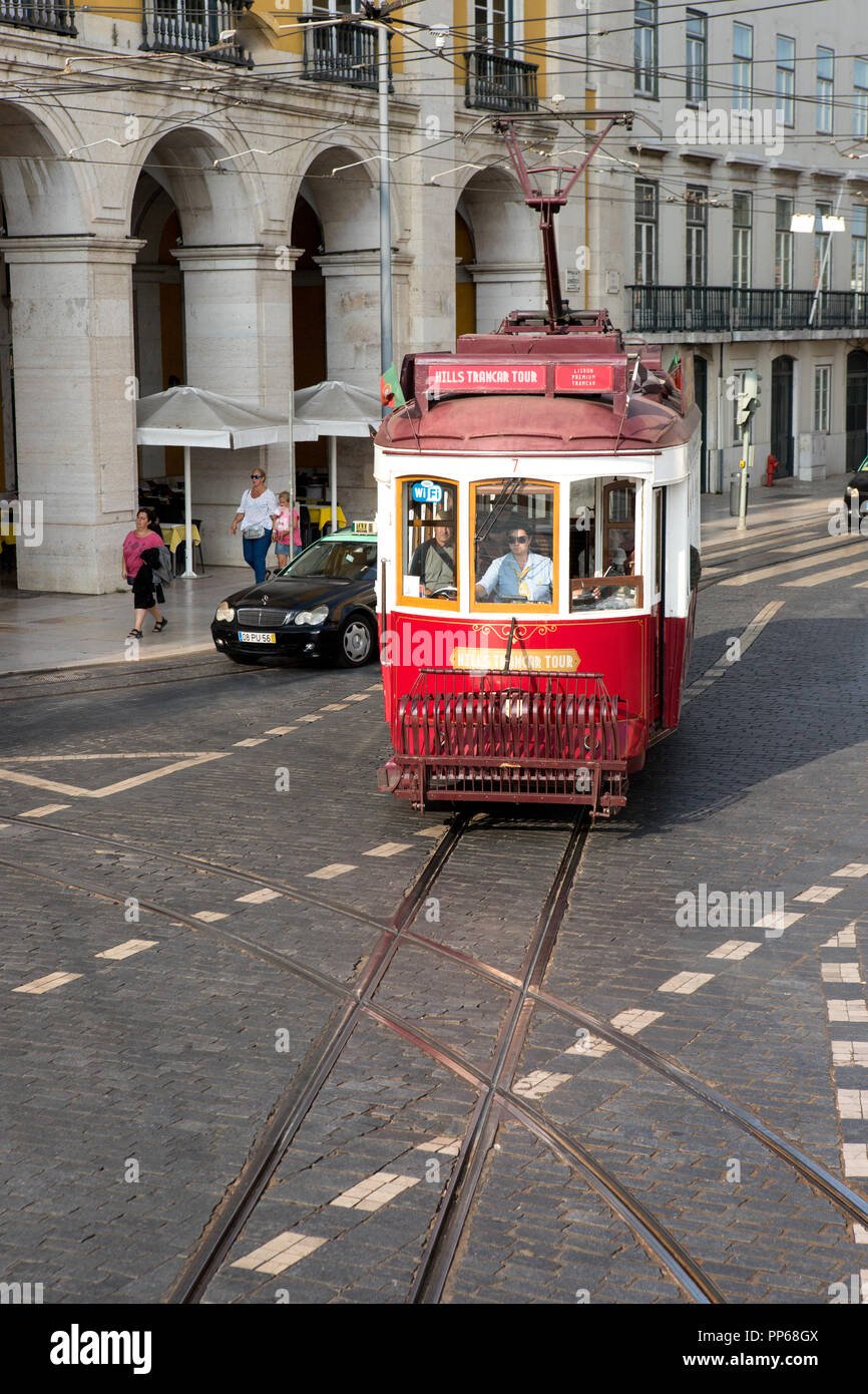 Lissabon Portugal: citymark Gelbe tram in der Stadt Straße läuft, Stockfoto