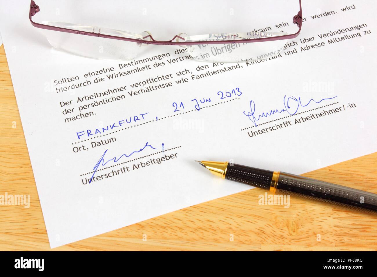 Business Objects - Vollzeit fiktive Arbeitsvertrag in deutscher Sprache bereit, mit Kugelschreiber zu unterzeichnen. Deutschland Karriere. Stockfoto