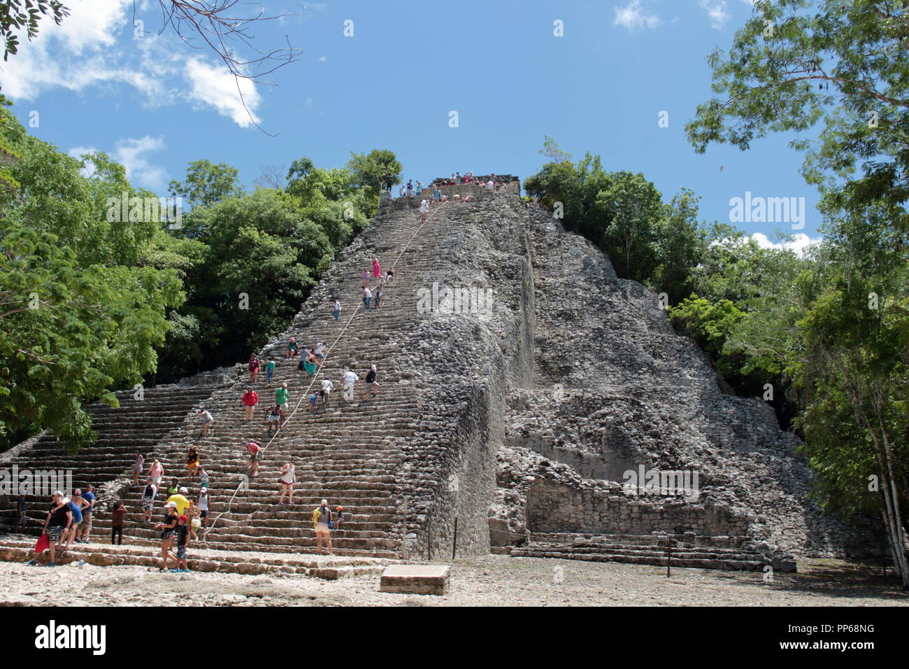 Touristen, die archäologische Stätte von Coba in Mexiko besuchen mit seinen schönen 45 Meter hohe Pyramide, wo Klettern ist auf Gefahr des Tourist ihn Stockfoto