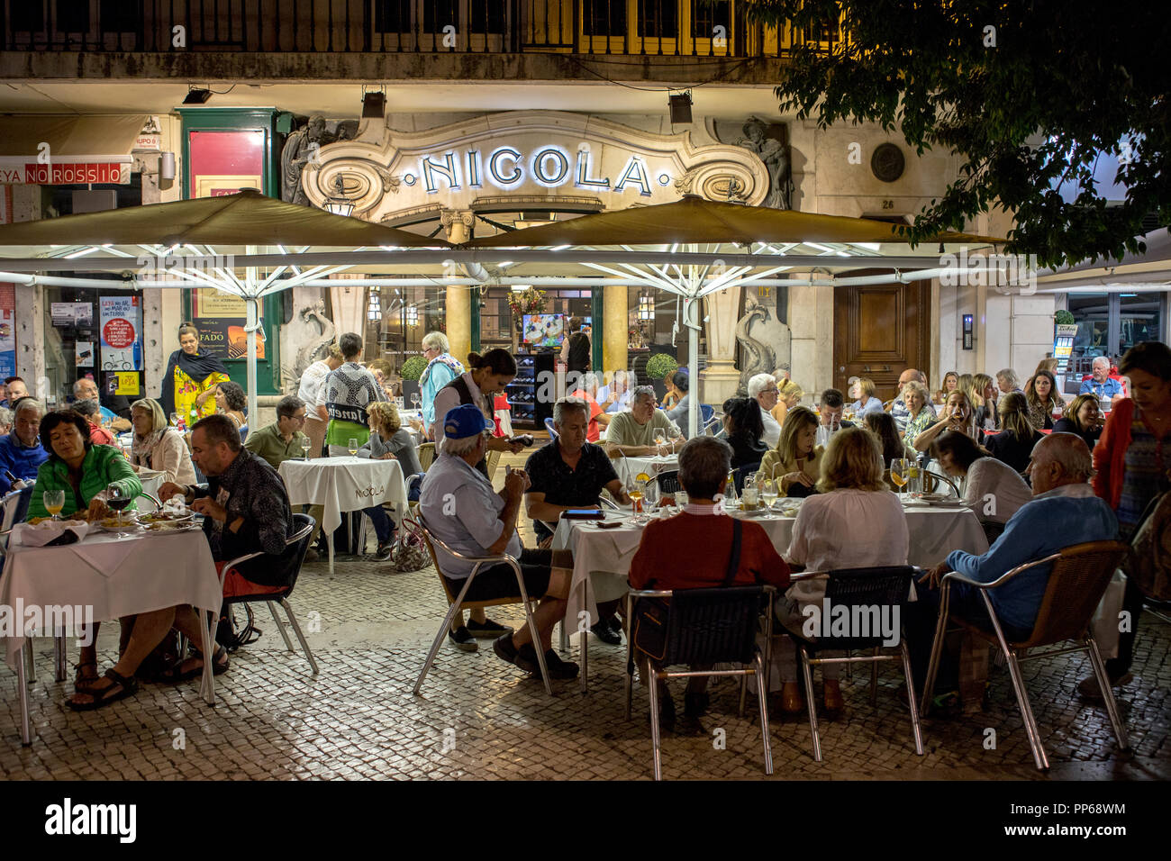 Lissabon Bar Restaurant auf der Straße, die Menschen in der Nacht leben. Portugal Stockfoto