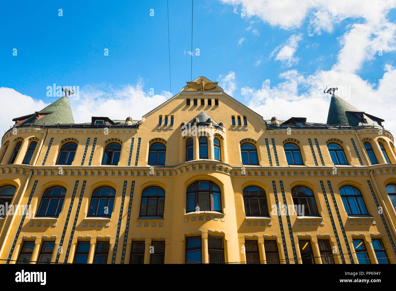 Die Altstadt von Riga Cat House, Vorderansicht der Dachlinie des berühmten Katze Haus in der Altstadt von Riga mit zwei Katzen auf seinen Ecktürmchen, Lettland montiert. Stockfoto