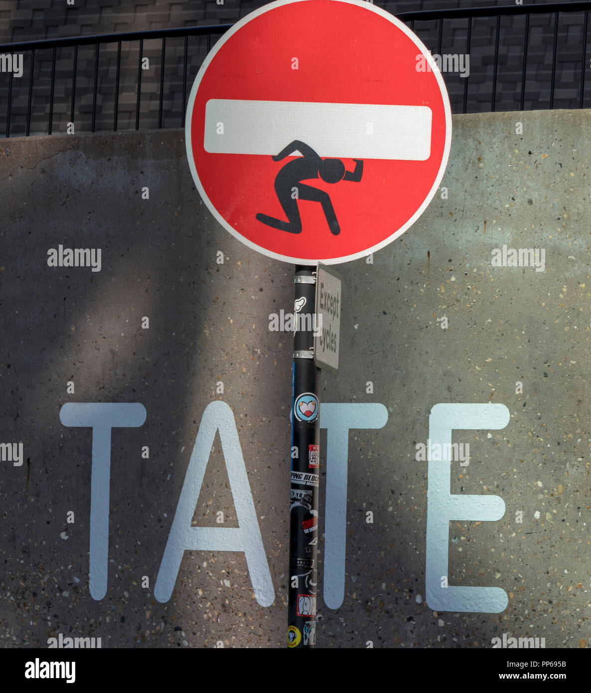 Graffiti von Mann, der Bar auf kein Eintrag Zeichen, neben der Tate Gallery, London, England, Großbritannien Stockfoto