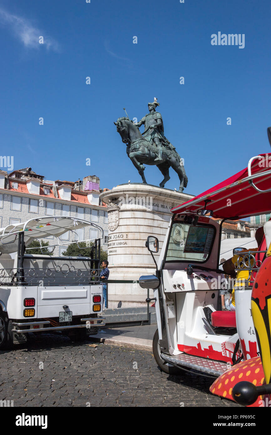 Lissabon, Portugal - Statue von König João I in Figueira Platz in Lissabon, Portugal. Tuk Tuks geparkt Warten auf Touristische Verkehrsmittel Stockfoto