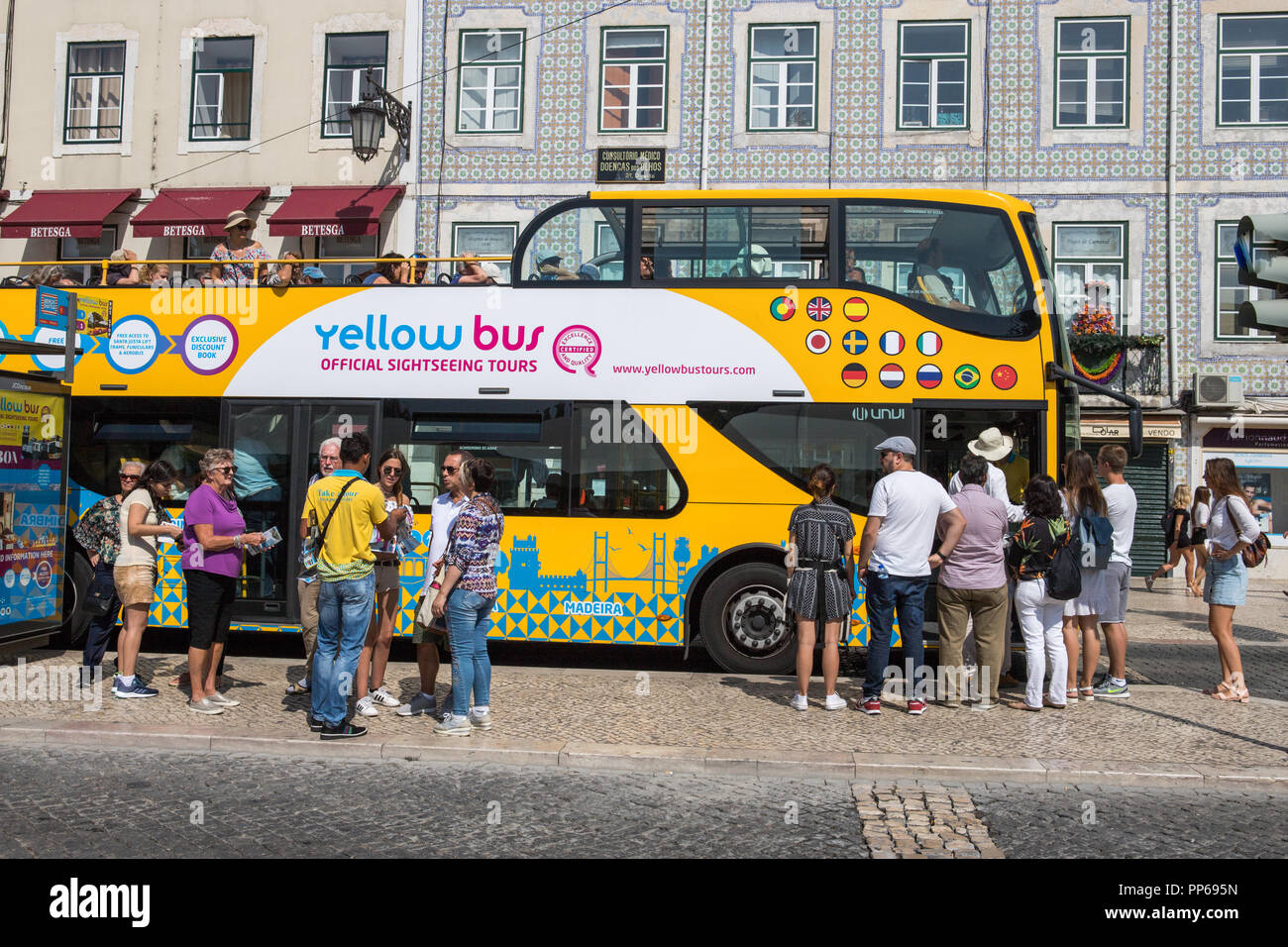 Lissabon touristischen gelben Bus, Menschen warten auf eine Tour in der Stadt zu haben, Stockfoto