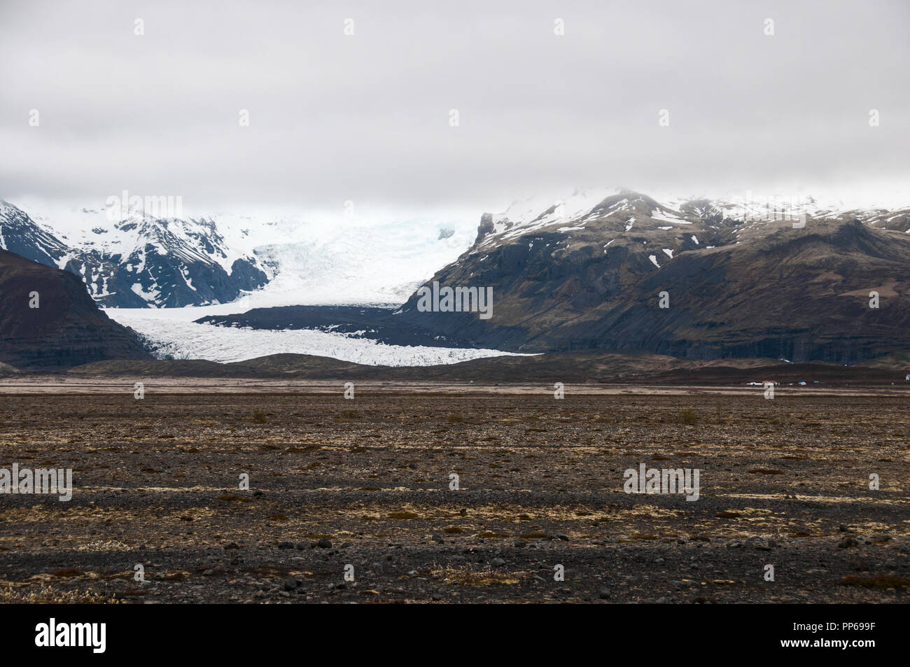 Rund um Island - Der Boden eines Gletschers auf einer isländischen Landschaft Stockfoto