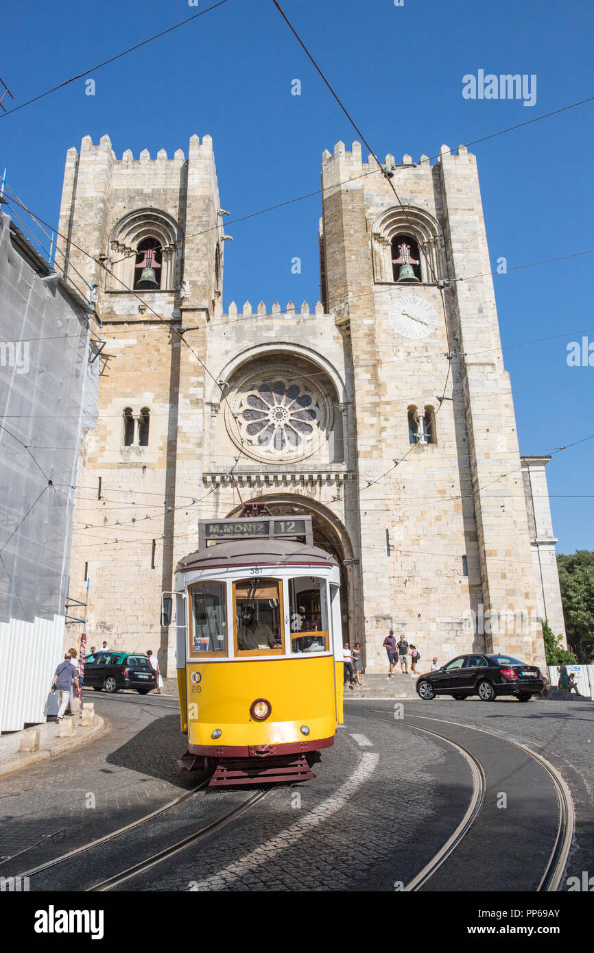 Lissabon Portugal: citymark gelben Straßenbahn in city street, Se Kathedrale Kirche auf Hintergrund Stockfoto