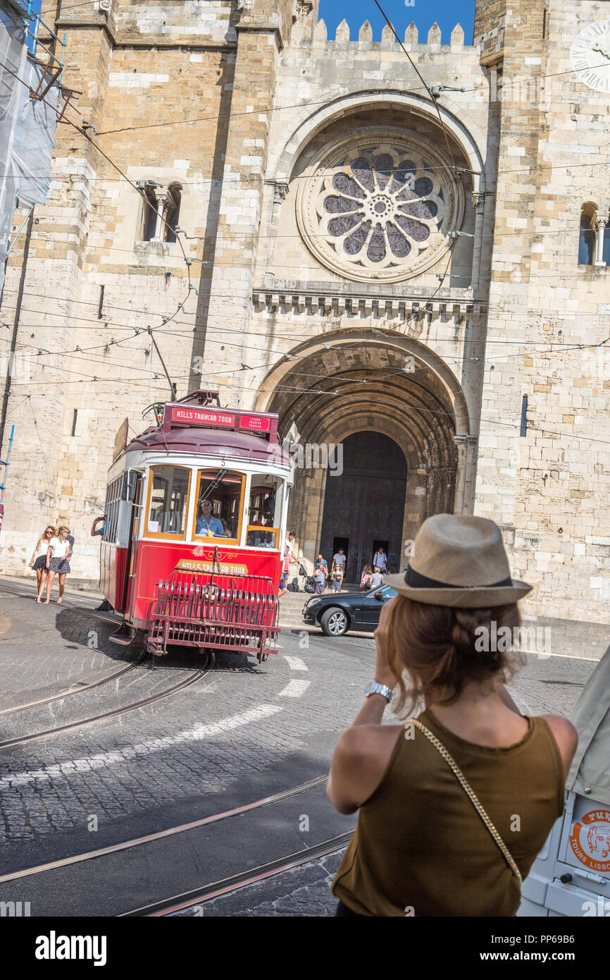 Lissabon Portugal: citymark rote Straßenbahn in city street, Se Kathedrale Kirche auf Hintergrund Stockfoto