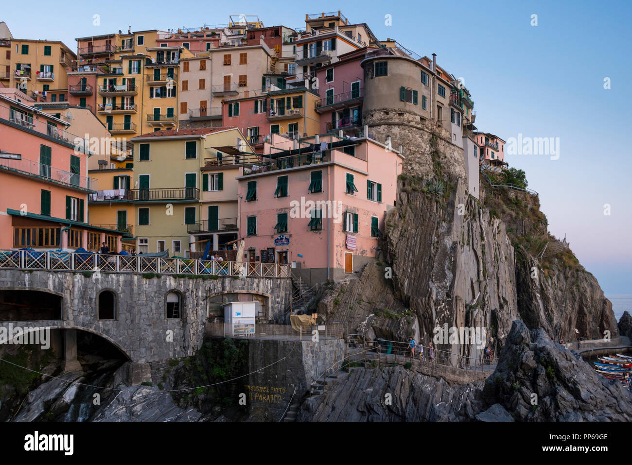 Spektakuläre Aussicht auf die Häuser auf Felsen gebaut, Manarola, Ligurien, Italien Stockfoto