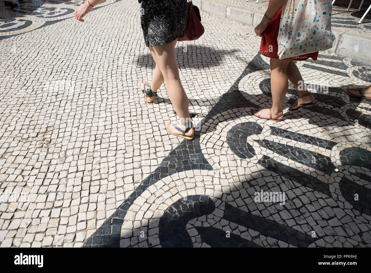 Lissabon Portugal, Frauen Beinen details, auf Erdgeschoss Fliesen in Stadtzentrum, Stockfoto