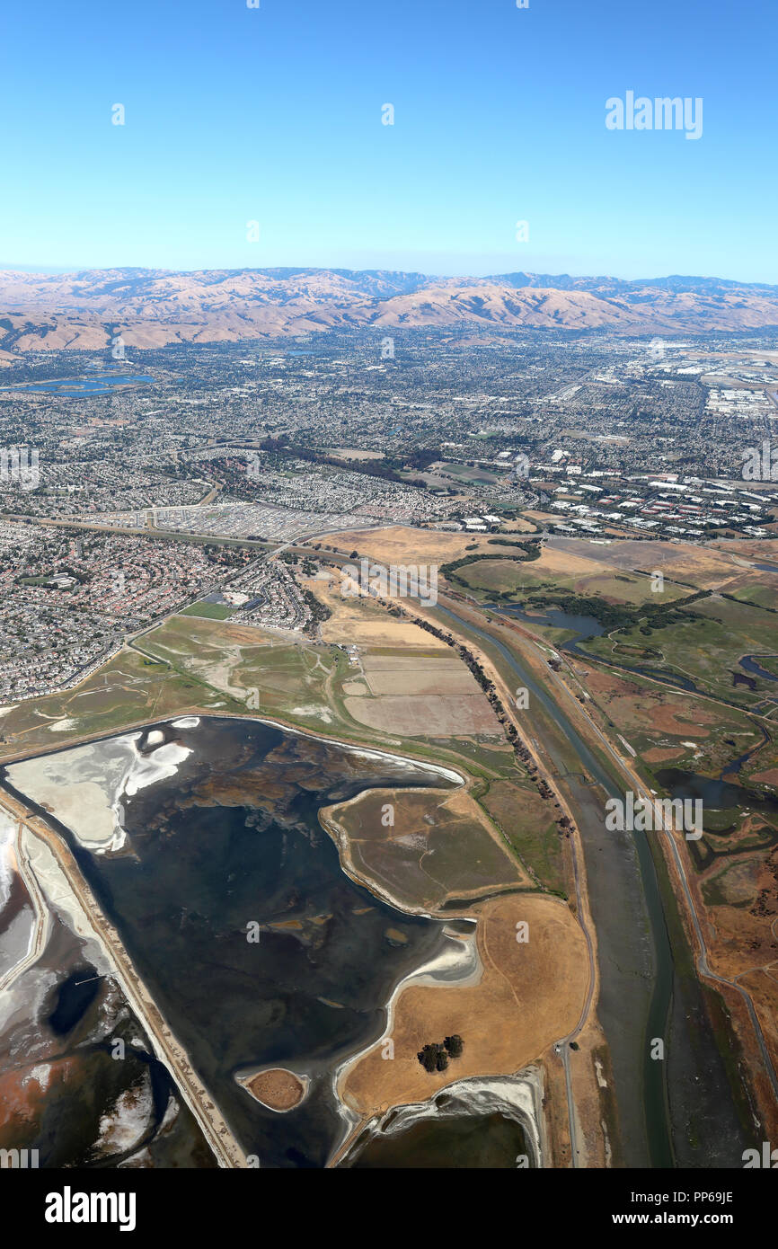 San Francisco Bay Area: Salzwiesen und Feuchtgebiete umgebende Alameda Creek Stockfoto