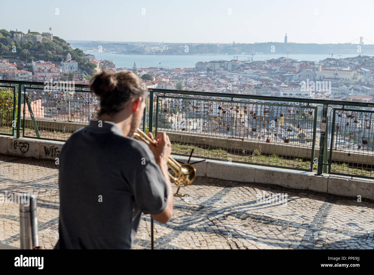 Lissabon Portugal, Szene des Music Player spielen eine Trompete auf Panoramablick. Stockfoto