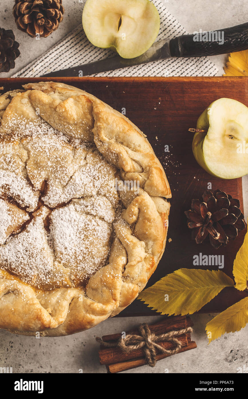 Traditionelle amerikanische Apple Pie auf einem Holzbrett, Ansicht von oben. Herbst essen eingerichtet. Stockfoto