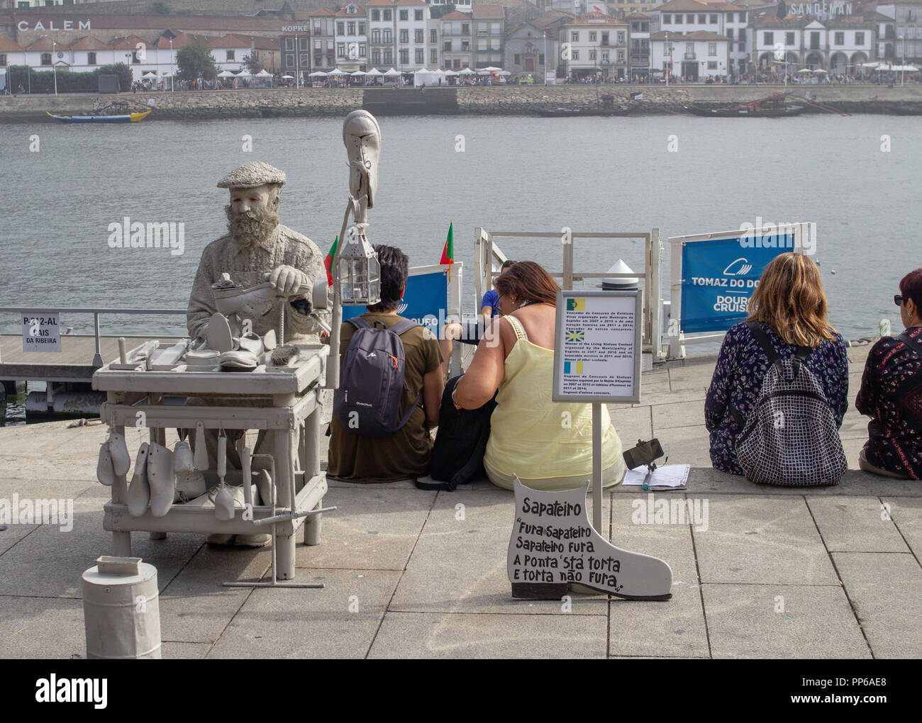 Porto, Portugal. Einer der vielen Straßenkünstler, die der Uferstraße des Douro-Flusses in Porto, Portugal, Farbe verleihen. Stockfoto