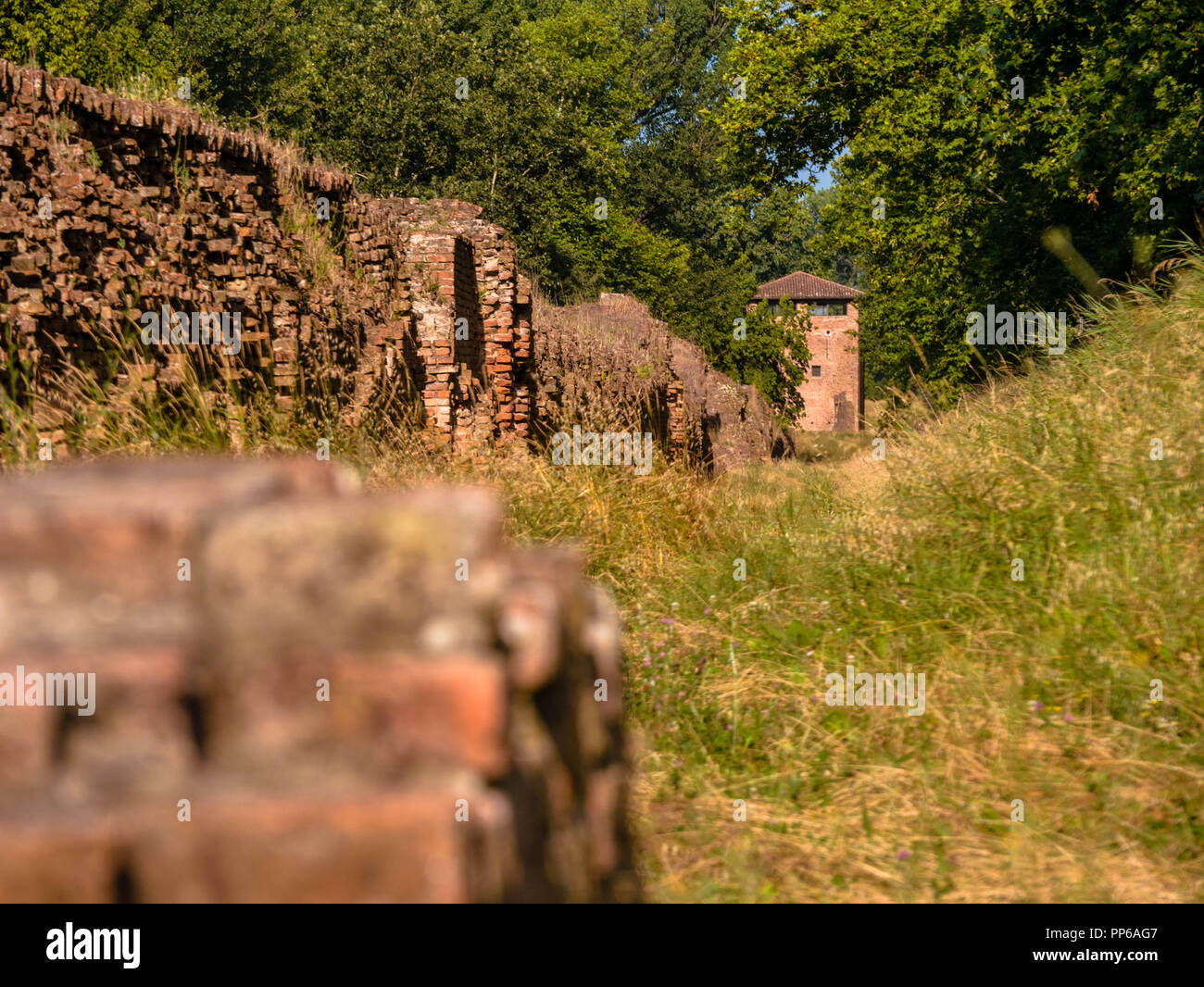 Wachturm und der mittelalterlichen Stadtmauer rund um die Stadt von Ferrara, Italien Stockfoto