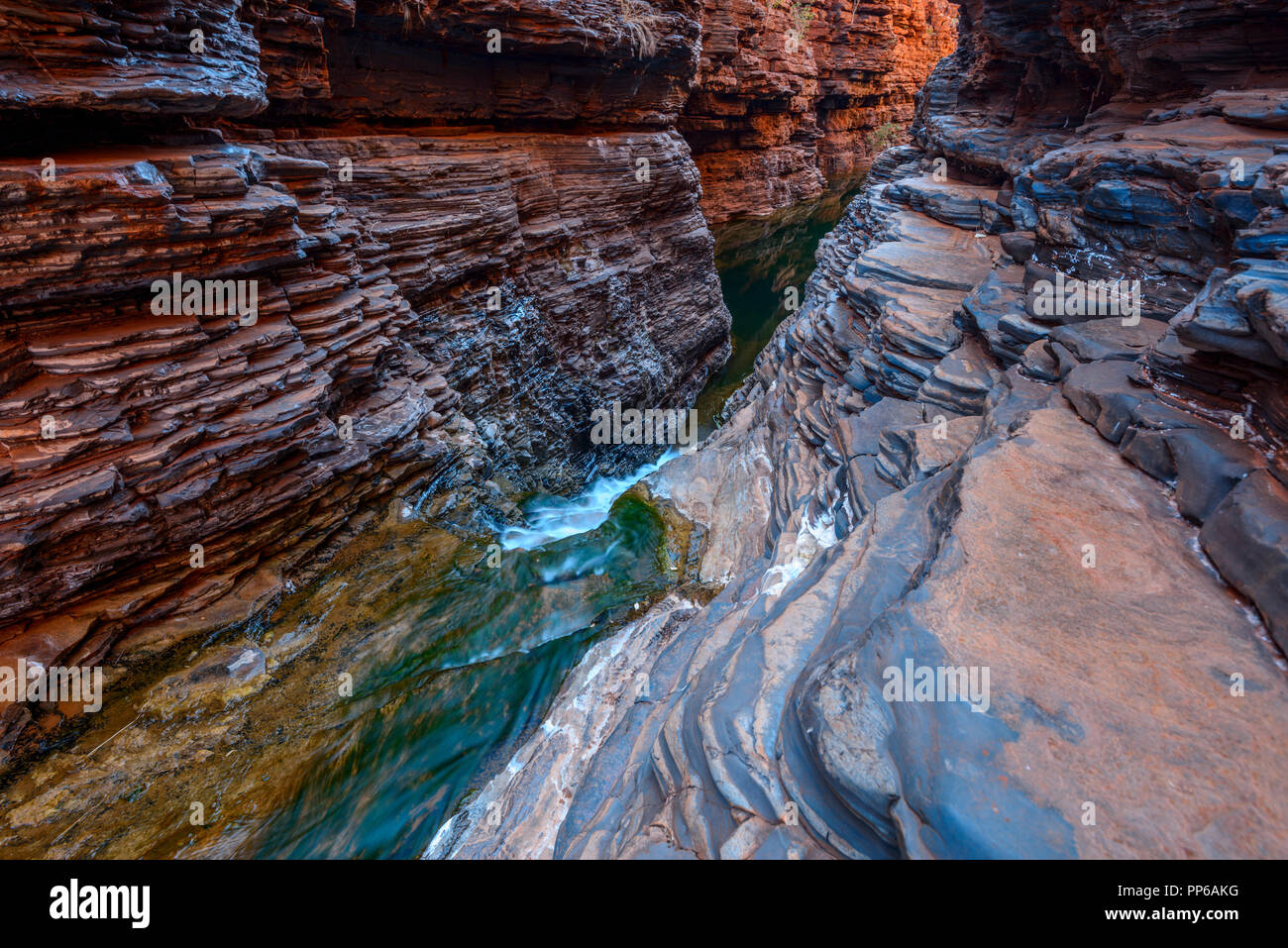 Steile Wände. Unten Joffre Gorge. Pilbara im Outback. karijini Nationalpark, Western Australia Stockfoto