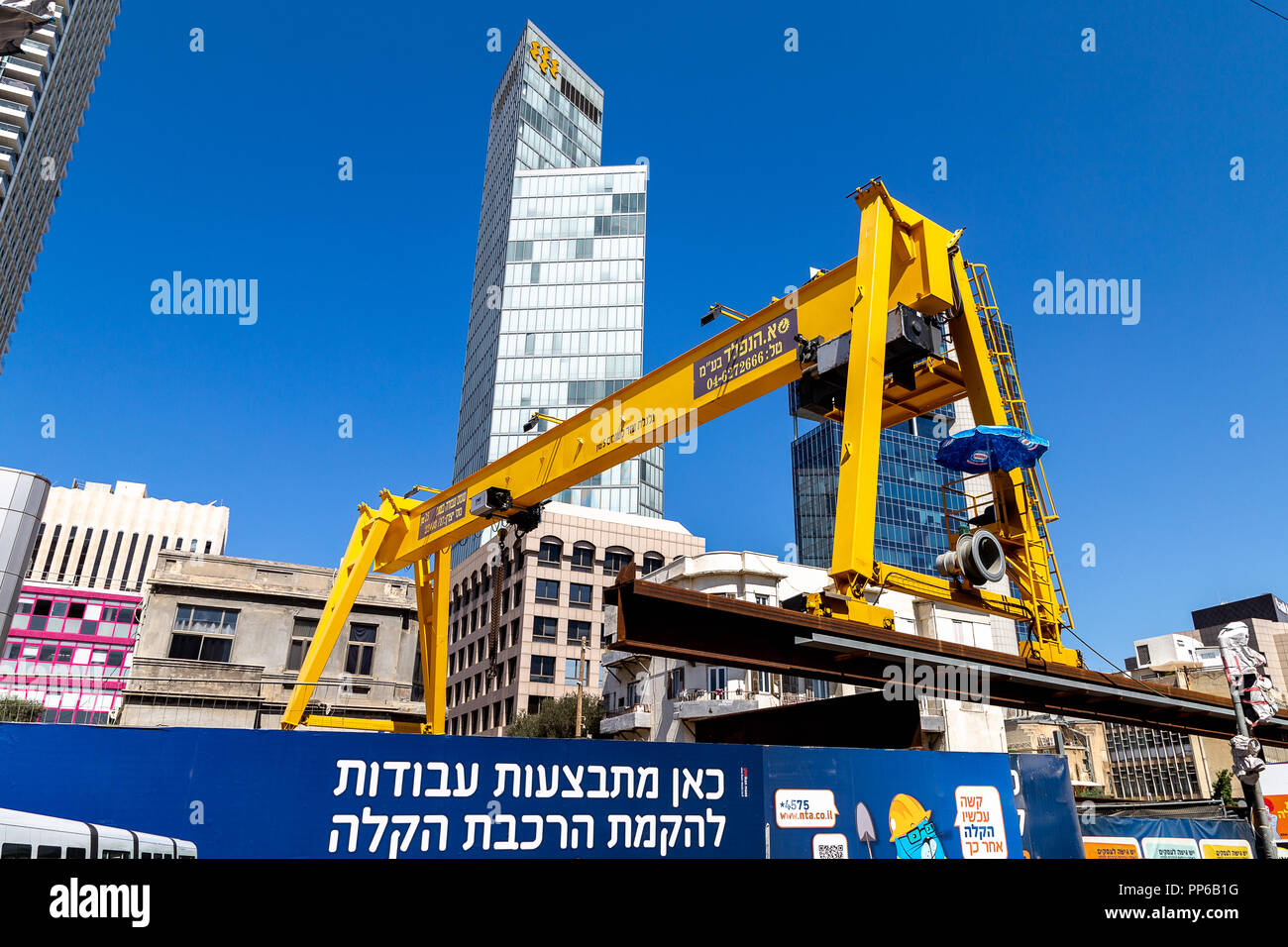 Gelber Kran in der Nähe der U-Bahn Baustelle in Tel Aviv, Israel Stockfoto