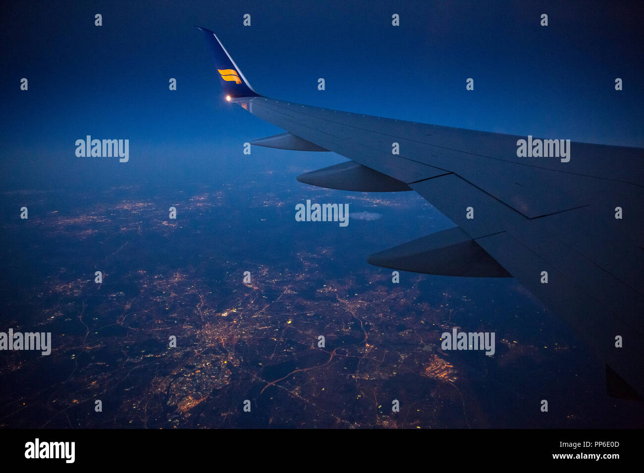 Im Flug Fluggesellschaft Icelandair Boeing 757 - 200 Flugzeug fliegen Abend Flug am blauen Himmel bei Dämmerung über Großbritannien Stockfoto