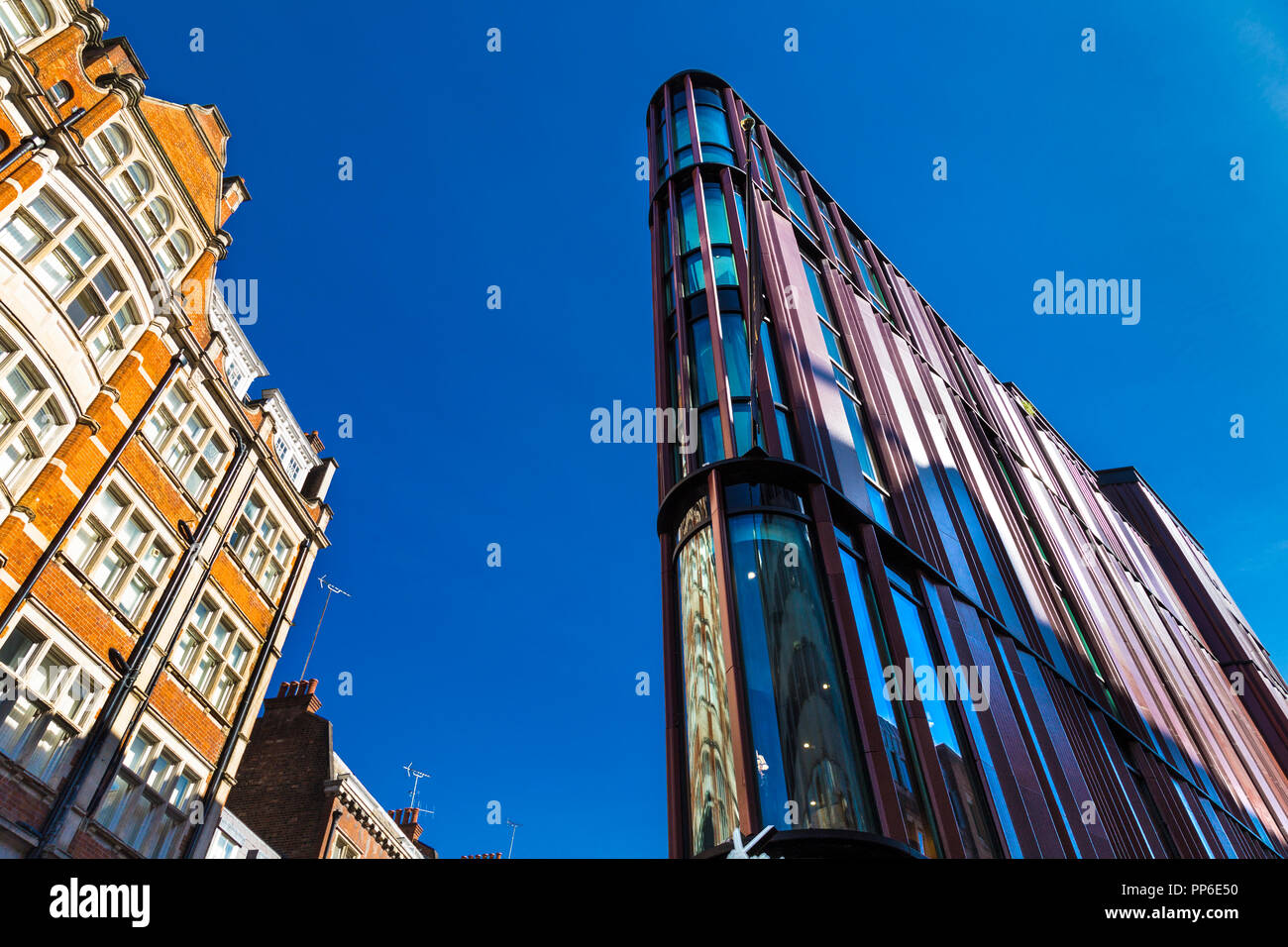 Moderne trifft auf neue Architektur rund um Bond Street, South Molton Street, London, UK Stockfoto