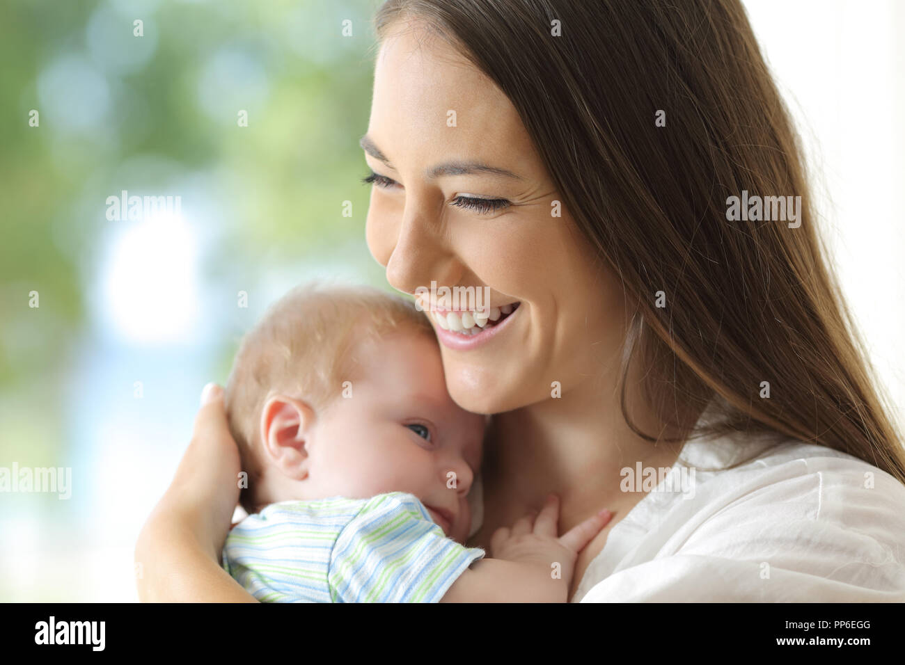 Porträt eines zufriedenen Mutter ihr Baby zu Hause Holding Stockfoto